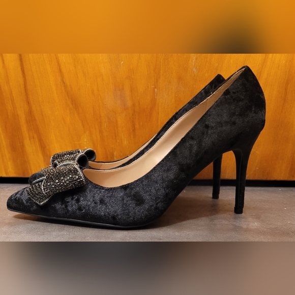 BCBGeneration Black Pointed Toe Bow Pumps with Rhinestone Detail Size 9US - Picture 4 of 9